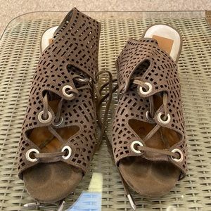 Dolce Vita Taupe Ankle Shoes. Size 8.